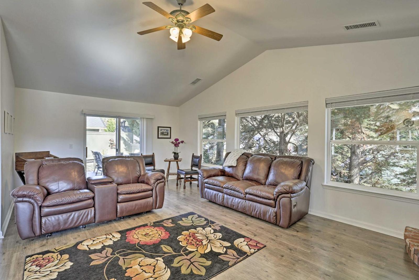Cozy Home w/Fireplace 11 Mi. to Mt Shasta Ski Park Main image 1